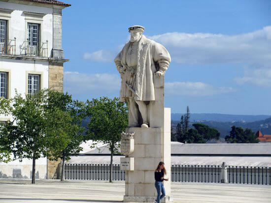 Monumento a D. João III en la Universidad de Coímbra
